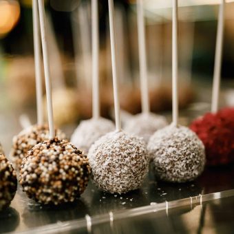 Пирожные на палочке