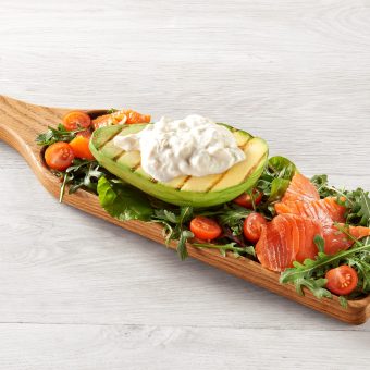 Авокадо на гриле с лососем