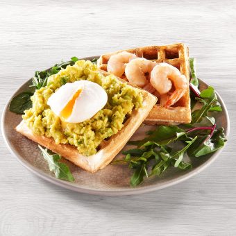 Вафля_с_авокадо_и_яйцом_пашот_и_креветкой